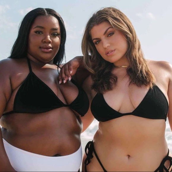 PEBBLES & PALMS
THE ELLA - DELUXE VELVET BIKINI TOP 2XL - Picture 2 of 5